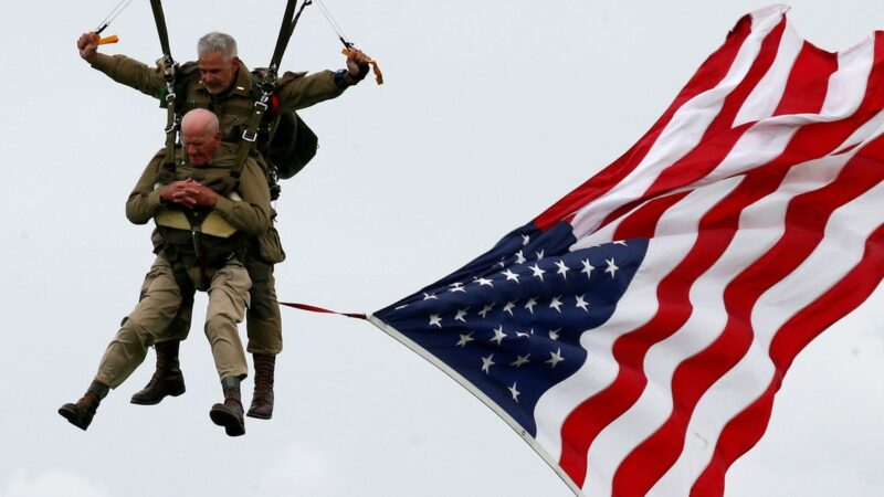 Фотография: 97-летний ветеран отметил годовщину Нормандской высадки прыжком с парашютом №1 - BigPicture.ru