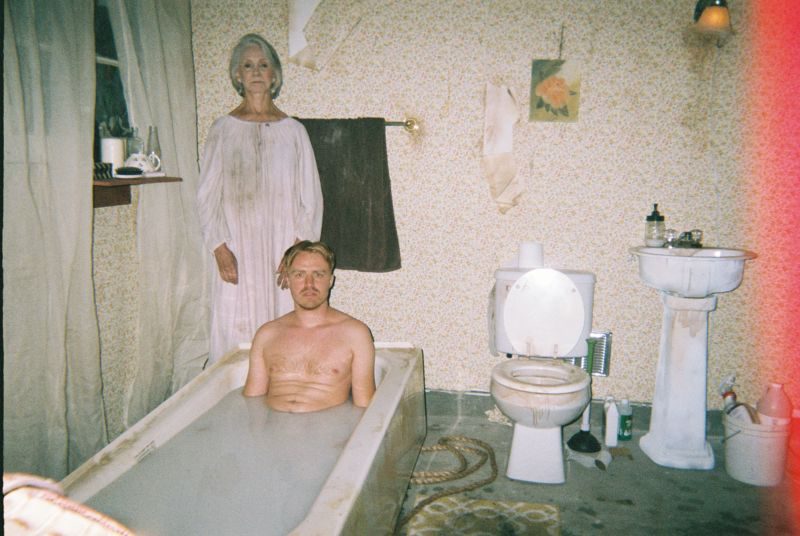 Фотография: Молочные ванны под присмотром бабули. Кто эти люди и почему они это делают? №7 - BigPicture.ru