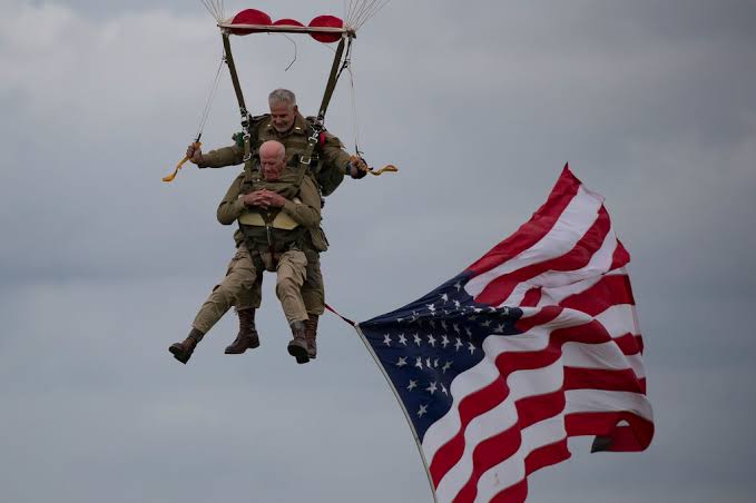 Фотография: 97-летний ветеран отметил годовщину Нормандской высадки прыжком с парашютом №4 - BigPicture.ru