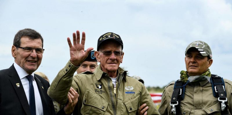 Фотография: 97-летний ветеран отметил годовщину Нормандской высадки прыжком с парашютом №2 - BigPicture.ru