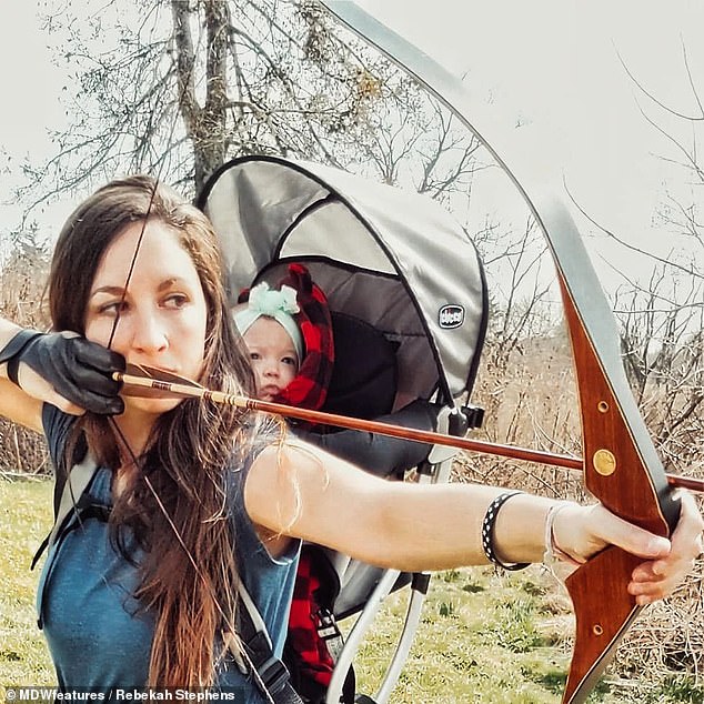 Фотография: Основной инстинкт: мать ходит на охоту вместе с 9-месячной малышкой за спиной №4 - BigPicture.ru