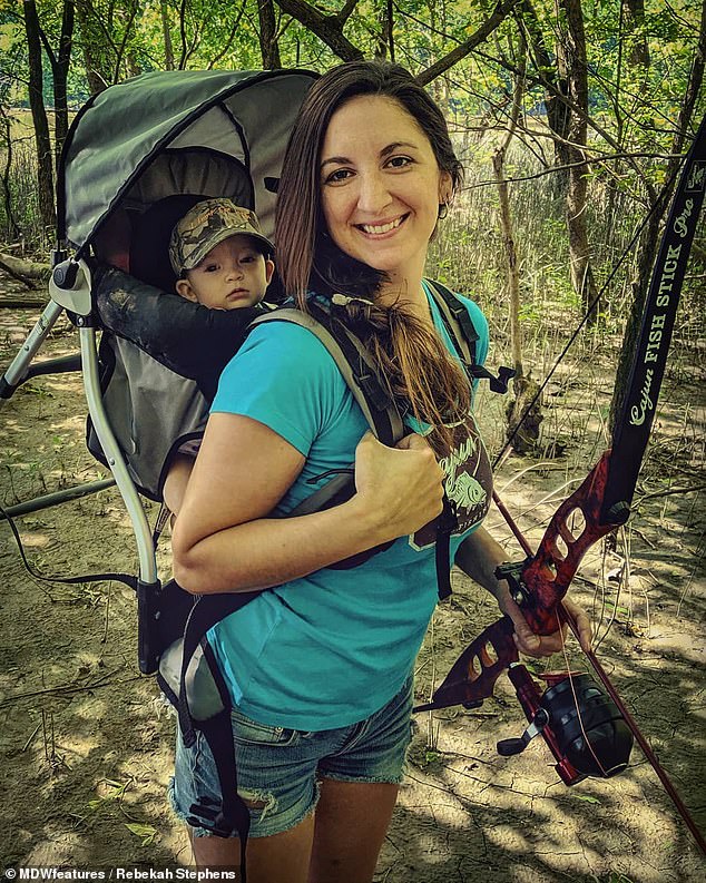 Фотография: Основной инстинкт: мать ходит на охоту вместе с 9-месячной малышкой за спиной №3 - BigPicture.ru