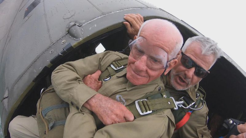 Фотография: 97-летний ветеран отметил годовщину Нормандской высадки прыжком с парашютом №3 - BigPicture.ru