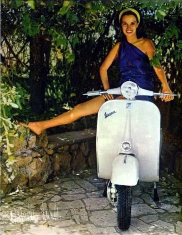Фотография: Заводи мотор! Известные красотки 60-х годов со скутером Vespa №4 - BigPicture.ru