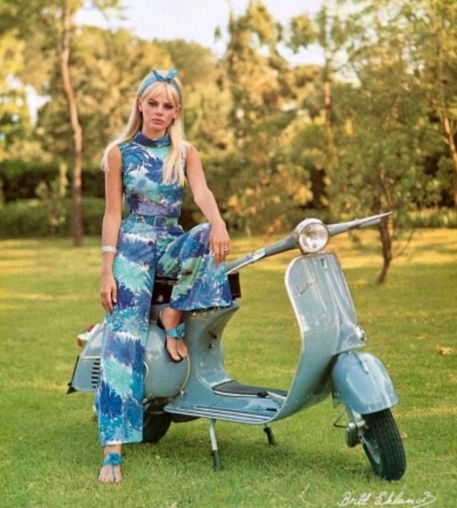 Фотография: Заводи мотор! Известные красотки 60-х годов со скутером Vespa №5 - BigPicture.ru