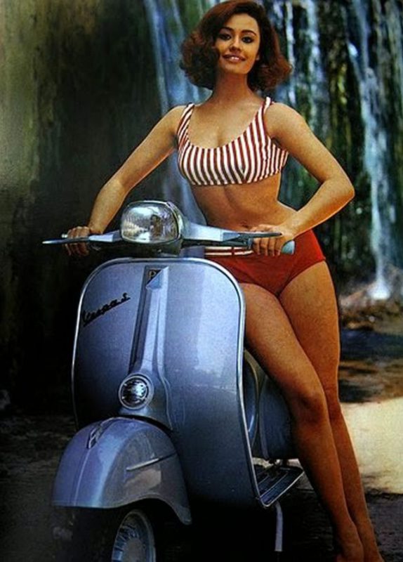 Фотография: Заводи мотор! Известные красотки 60-х годов со скутером Vespa №11 - BigPicture.ru
