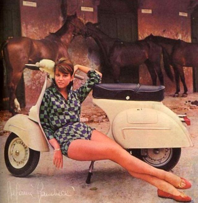 Фотография: Заводи мотор! Известные красотки 60-х годов со скутером Vespa №13 - BigPicture.ru