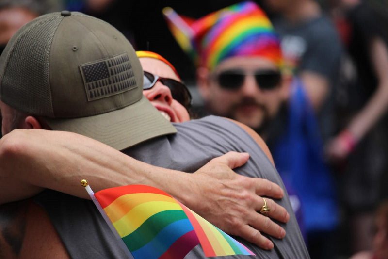 Фотография: Батины объятия: мужчина поддержал гомосексуалов, утешая их на гей-параде №5 - BigPicture.ru