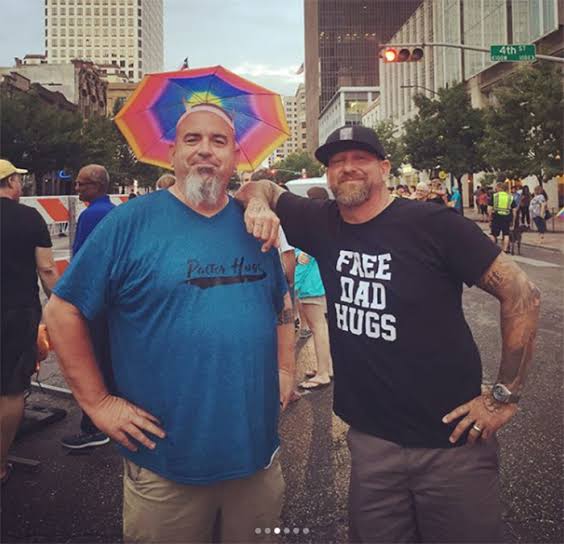 Фотография: Батины объятия: мужчина поддержал гомосексуалов, утешая их на гей-параде №6 - BigPicture.ru