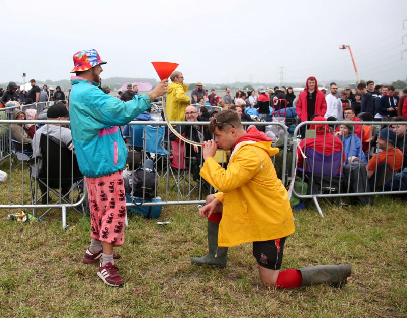 Фотография: Резиновое настроение: Гластонбери встречает участников в дождевиках и с убойной дозой алкоголя №21 - BigPicture.ru