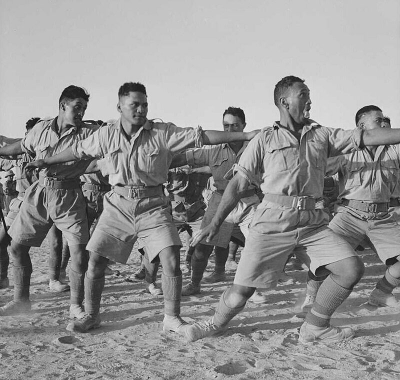 Фотография: Боевой танец новозеландского батальона маори в пустыне №3 - BigPicture.ru