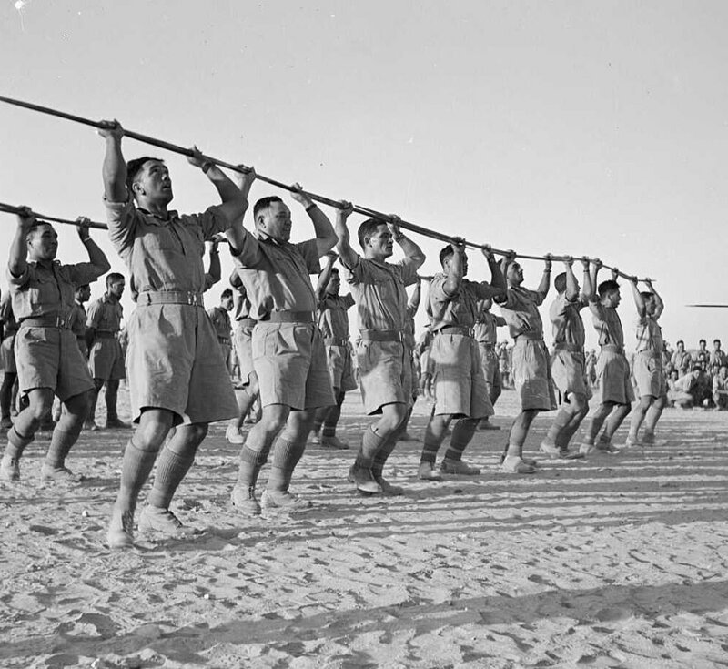 Фотография: Боевой танец новозеландского батальона маори в пустыне №4 - BigPicture.ru
