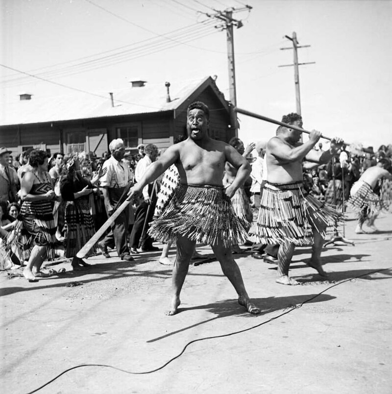 Фотография: Боевой танец новозеландского батальона маори в пустыне №6 - BigPicture.ru