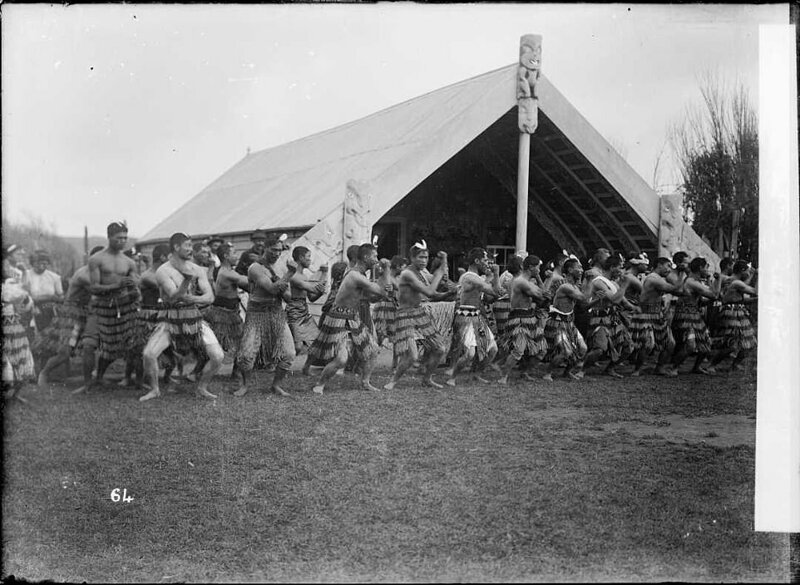 Фотография: Боевой танец новозеландского батальона маори в пустыне №8 - BigPicture.ru