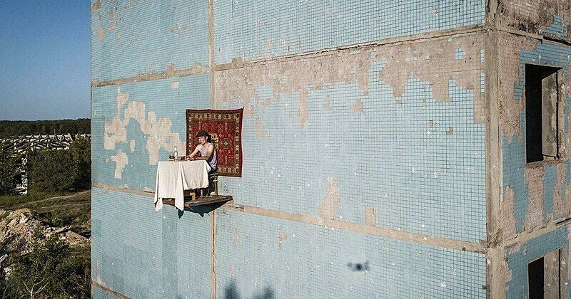 Фотография: Самарский художник выпил и закусил на четвертом этаже заброшенной панельки №1 - BigPicture.ru