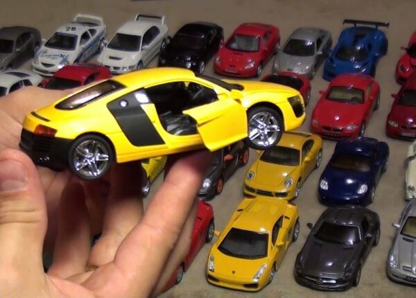 Обзор на игрушечную машинку с инструментами и запасными колесами