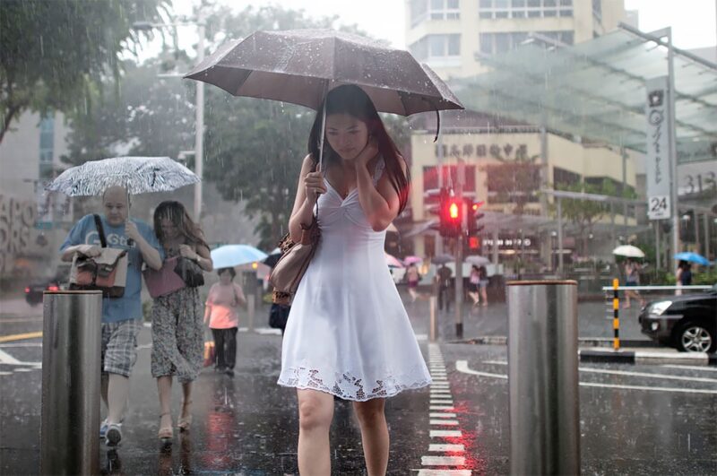 Фотография: Дождливое настроение: фотограф из Сингапура ловит эмоции людей во время ливня №1 - BigPicture.ru