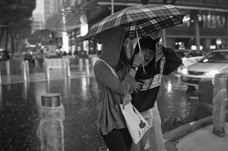 Фотография: Дождливое настроение: фотограф из Сингапура ловит эмоции людей во время ливня №9 - BigPicture.ru