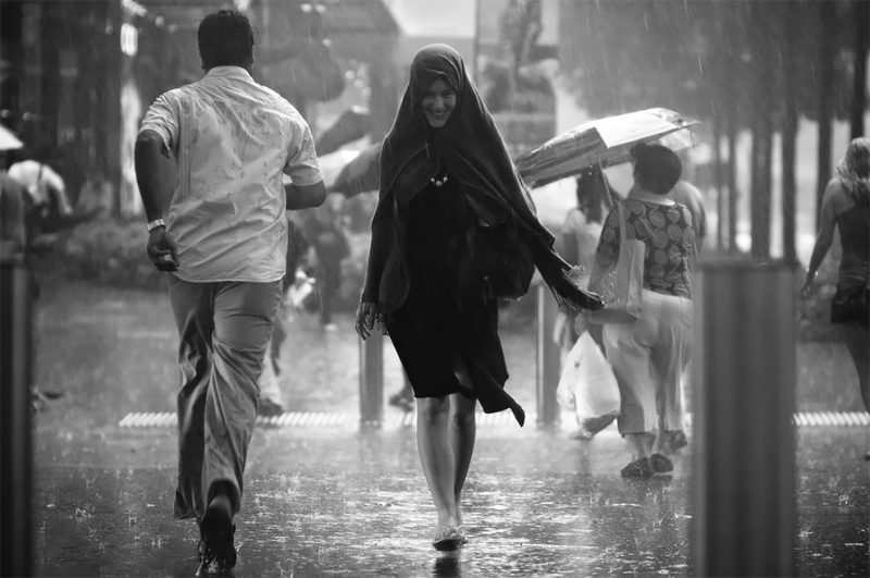 Фотография: Дождливое настроение: фотограф из Сингапура ловит эмоции людей во время ливня №10 - BigPicture.ru