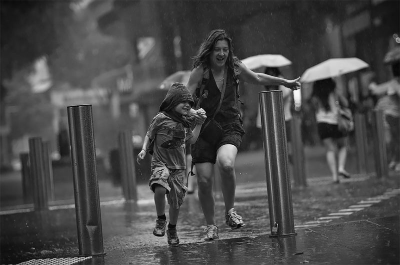Фотография: Дождливое настроение: фотограф из Сингапура ловит эмоции людей во время ливня №14 - BigPicture.ru