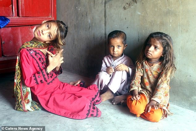 Фотография: Мир под прямым углом: шея 11-летней пакистанки вывернута на 90 градусов №2 - BigPicture.ru