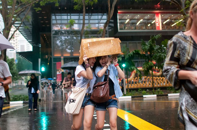 Фотография: Дождливое настроение: фотограф из Сингапура ловит эмоции людей во время ливня №15 - BigPicture.ru
