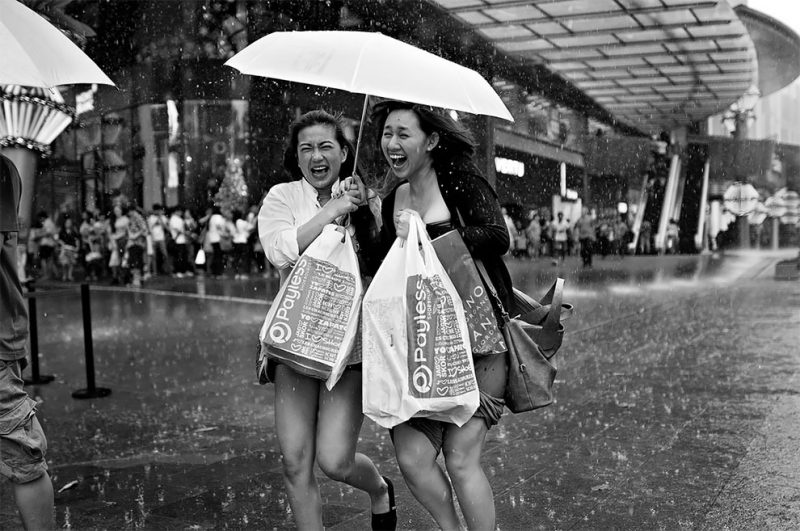 Фотография: Дождливое настроение: фотограф из Сингапура ловит эмоции людей во время ливня №16 - BigPicture.ru