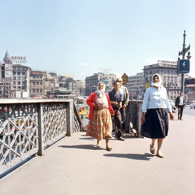 Стамбул — город контрастов: 30 цветных снимков уличной жизни 70-х годов