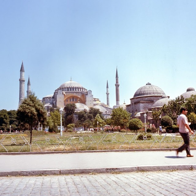 Стамбул — город контрастов: 30 цветных снимков уличной жизни 70-х годов