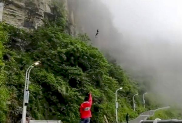 Фотография: Девушка ежедневно прыгает с 300-метровой скалы, чтобы накормить коллег №3 - BigPicture.ru