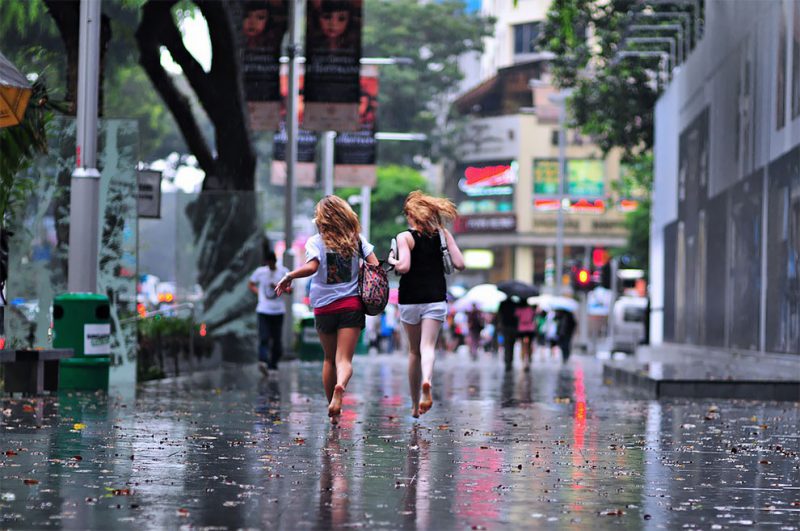 Фотография: Дождливое настроение: фотограф из Сингапура ловит эмоции людей во время ливня №2 - BigPicture.ru