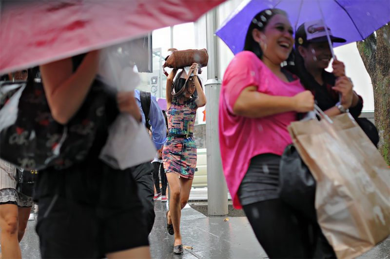 Дождливое настроение: фотограф из Сингапура ловит эмоции людей во время ливня