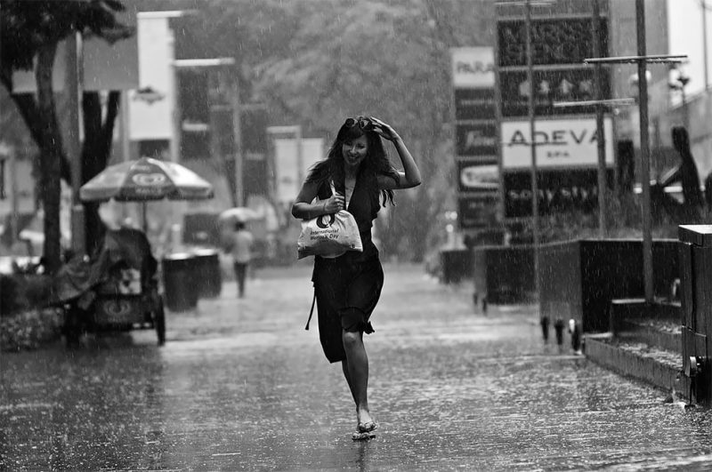 Фотография: Дождливое настроение: фотограф из Сингапура ловит эмоции людей во время ливня №3 - BigPicture.ru
