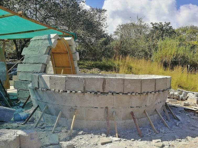 Фотография: Женщина построила посреди джунглей дом из бетона и средства для мытья посуды №8 - BigPicture.ru