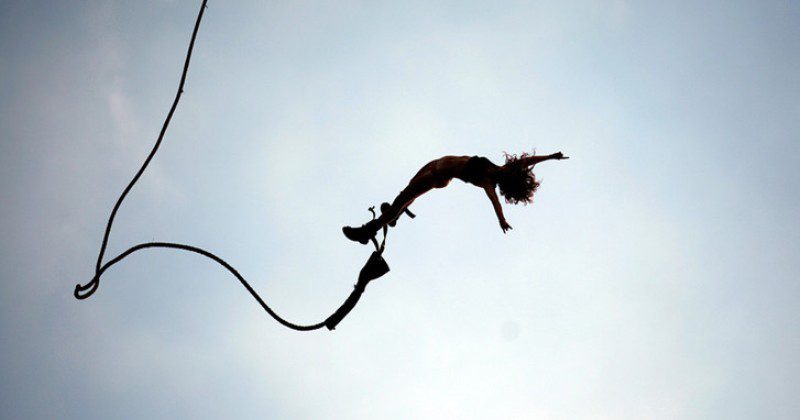 Фотография: Девушка ежедневно прыгает с 300-метровой скалы, чтобы накормить коллег №1 - BigPicture.ru