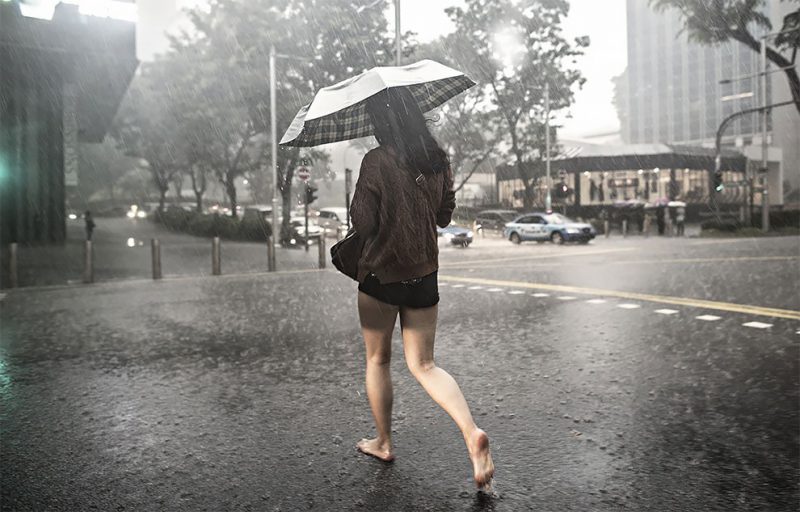 Фотография: Дождливое настроение: фотограф из Сингапура ловит эмоции людей во время ливня №5 - BigPicture.ru