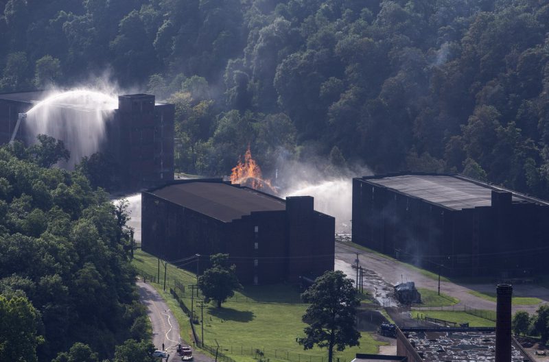 Фотография: Бурбон в реках и этанол в воздухе: в Кентукки горят склады виски Jim Beam №2 - BigPicture.ru