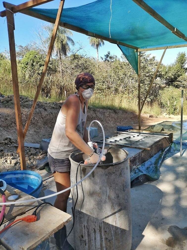 Женщина построила посреди джунглей дом из бетона и средства для мытья посуды