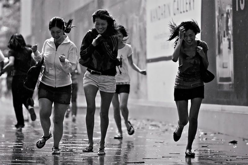 Дождливое настроение: фотограф из Сингапура ловит эмоции людей во время ливня