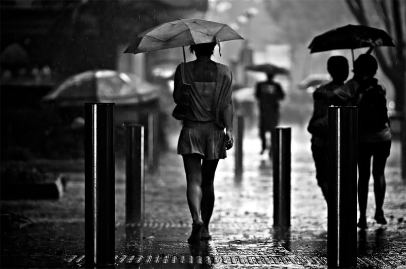 Фотография: Дождливое настроение: фотограф из Сингапура ловит эмоции людей во время ливня №8 - BigPicture.ru