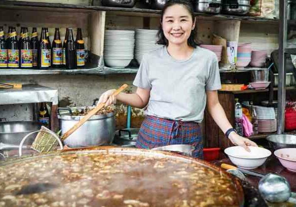 В ресторане Бангкока подают рагу, которое варится уже 45 лет