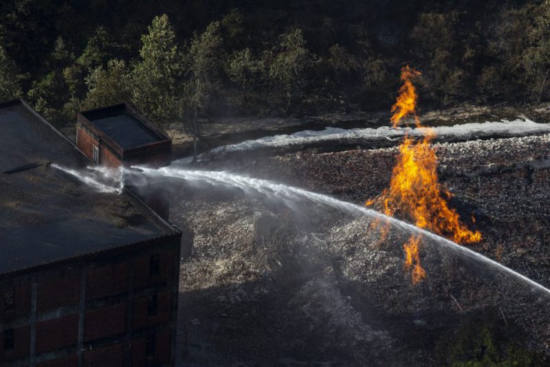 Фотография: Бурбон в реках и этанол в воздухе: в Кентукки горят склады виски Jim Beam №3 - BigPicture.ru