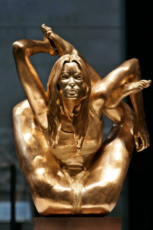 Фотография: Наваяли: 10 худших статуй знаменитостей со всего мира №11 - BigPicture.ru