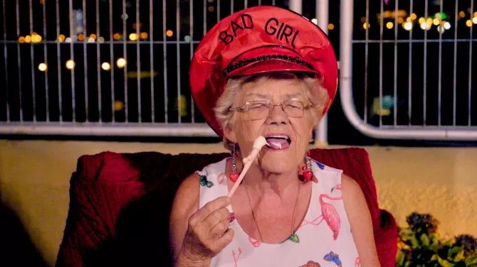 Фотография: Развратная старость: как пенсионеры из Британии отдыхают на испанском секс-курорте №2 - BigPicture.ru