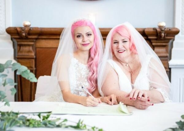 Популярная блогерша сыграла свадьбу с женщиной вдвое старше себя: ей 24, а невесте — 61