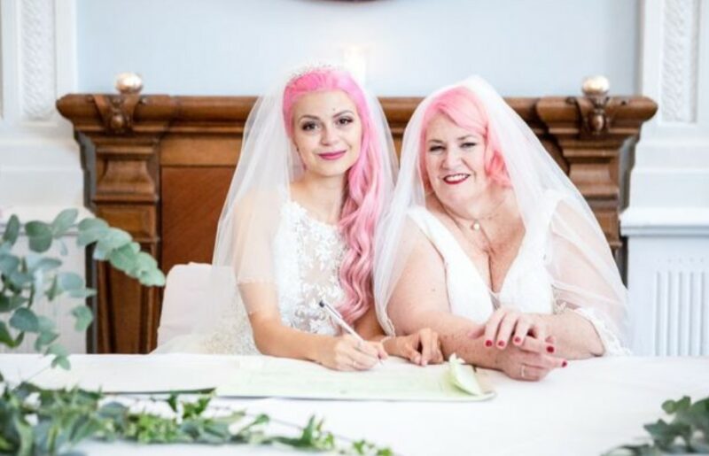 Фотография: Популярная блогерша сыграла свадьбу с женщиной вдвое старше себя: ей 24, а невесте — 61 №1 - BigPicture.ru