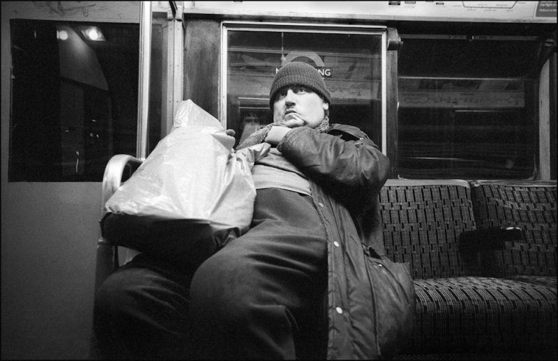 «Вниз по трубе»: лондонский фотограф годами незаметно снимал пассажиров подземки