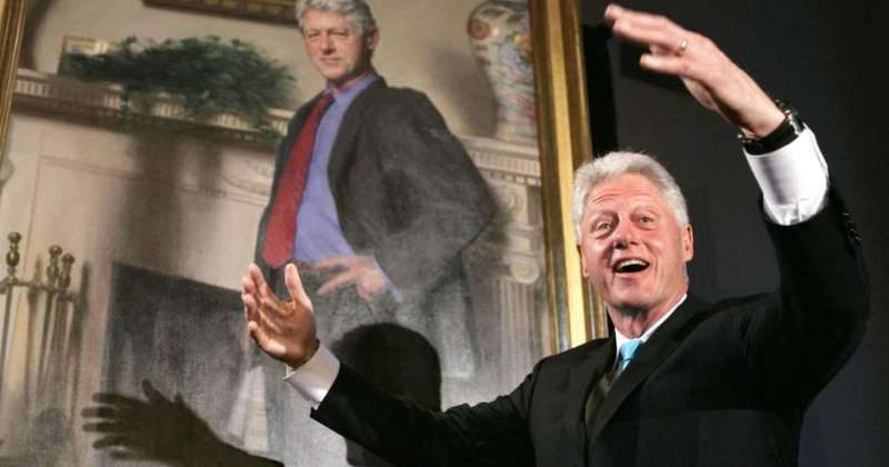 Фотография: Миллиардер-педофил Джеффри Эпштейн хранил дома пикантный портрет Клинтона №1 - BigPicture.ru