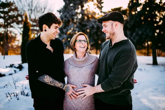 Фотография: Семейный расклад: 61-летняя американка выносила и родила ребенка для своего сына-гея и его бойфренда №2 - BigPicture.ru