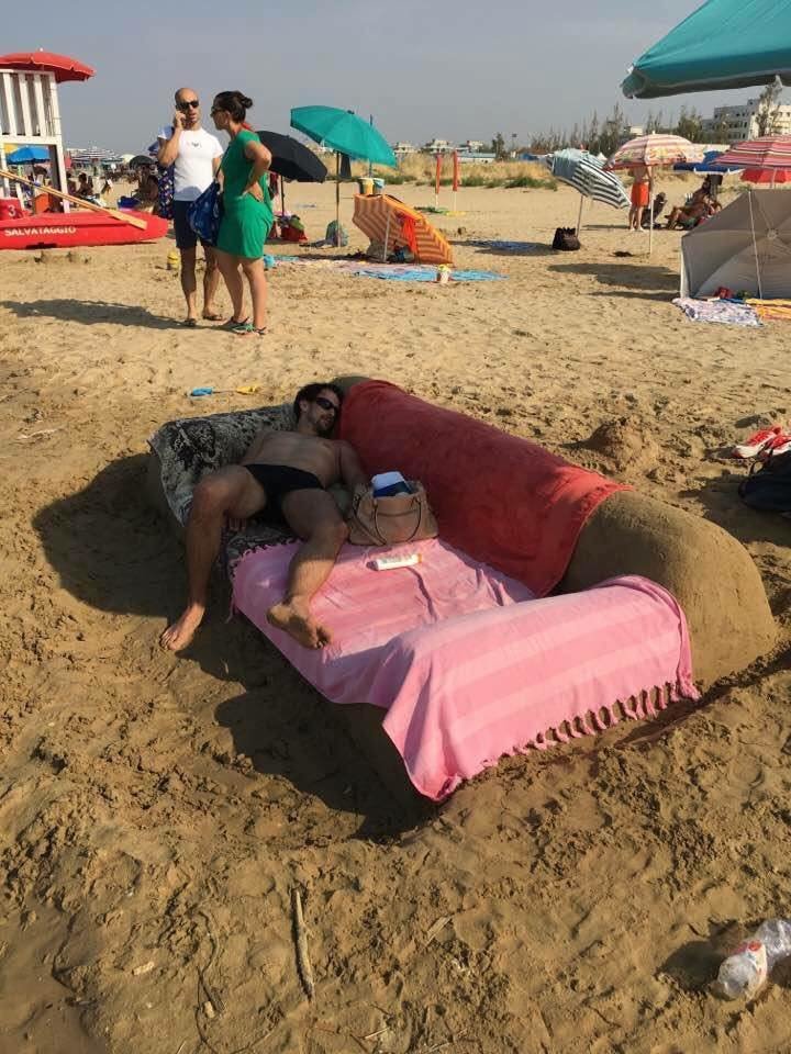 Фотография: Как развлечь себя на пляже? Перед этим веселым занятием не сможет устоять никто №11 - BigPicture.ru